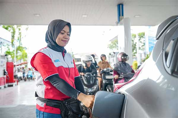 20260729-4mencampurkan-pertamax-dan-pertalite.jpg